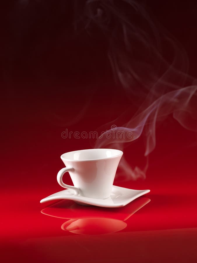 Chávena de café branca no fundo vermelho