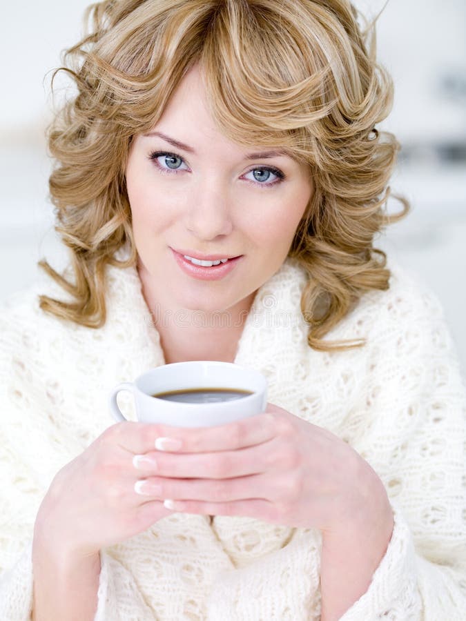 Mulher a segurar uma chávena de café fotografia de stock