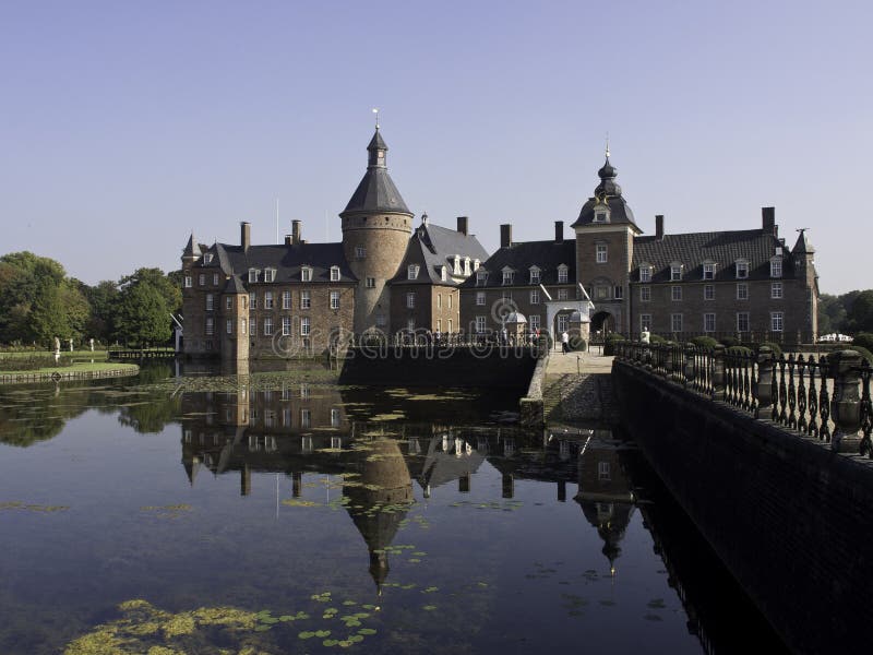 Download Château Anholt image stock. Image du passerelle, ciel - 45355127