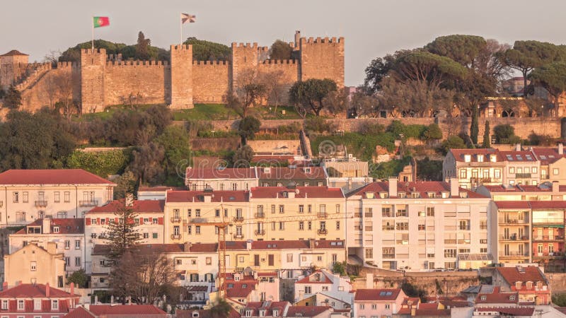 Château castelo de sao jorge belevedere timelapse aérienne de miradoura de sao pedro de alcantara point de vue. portugal