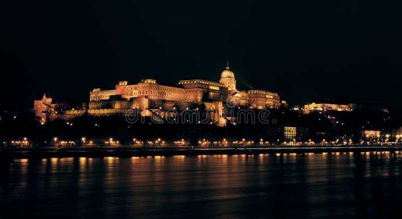 Château de Buda par nuit photo stock Château de Buda par nuit photo stock