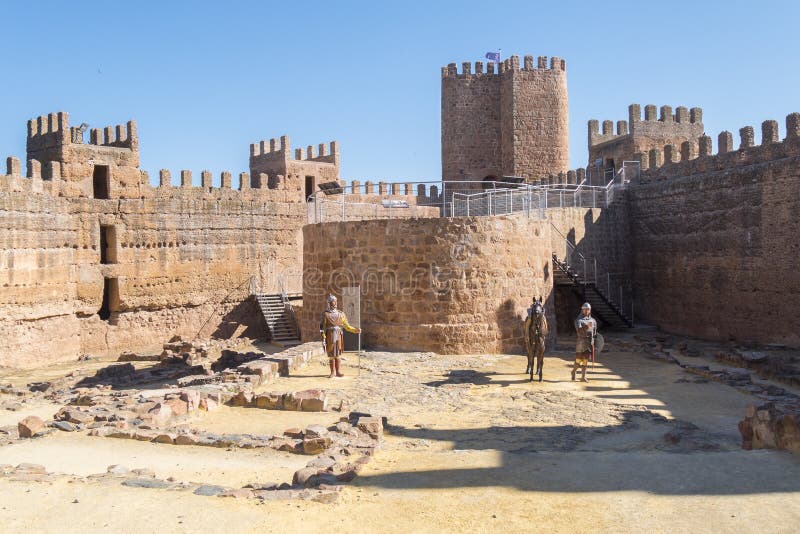 Château de Burgalimar, Al-Hamma d'enfouissement, village d'encina de La de Baños De, J photo libre de droits Château de Burgalimar, Al-Hamma d'enfouissement, village d'encina de La de Baños De, J photo libre de droits