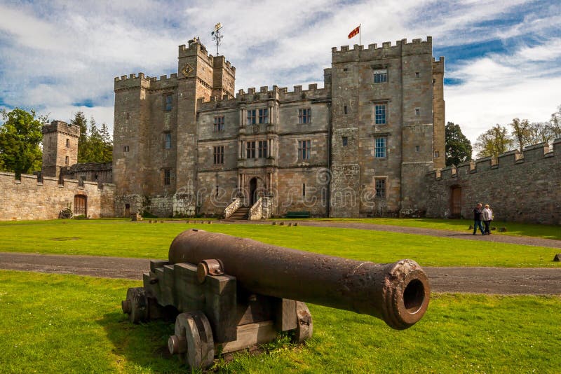 Château de Chillingham avec le canon image stock Château de Chillingham avec le canon image stock
