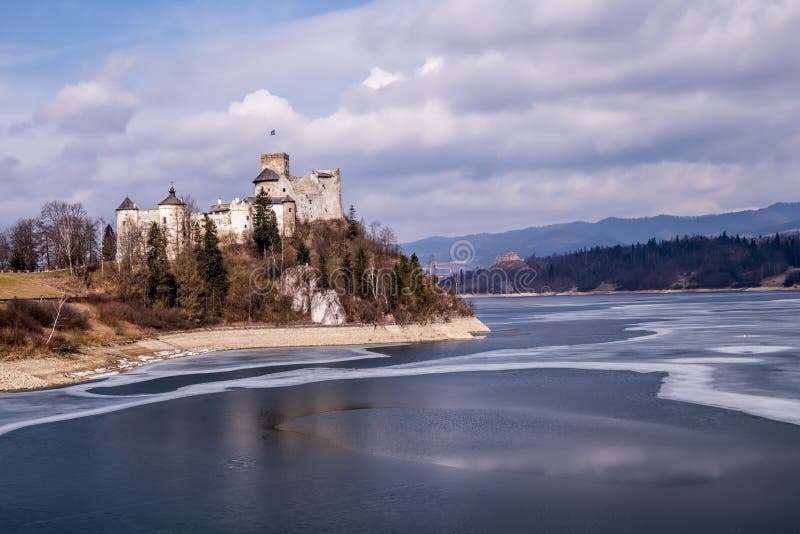 Château de Niedzica et lac Czorsztynskie en Pologne photos stock Château de Niedzica et lac Czorsztynskie en Pologne photos stock