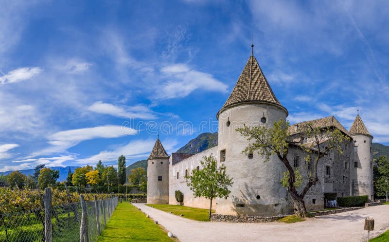 Château de Schloss Maretsch à Bolzano, Tyrol du sud photographie stock libre de droits Château de Schloss Maretsch à Bolzano, Tyrol du sud photographie stock libre de droits