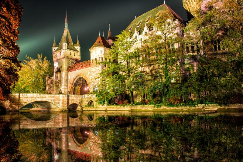Château de Vajdahunyad la nuit avec le lac à Budapest, Hongrie photos libres de droits Château de Vajdahunyad la nuit avec le lac à Budapest, Hongrie photos libres de droits