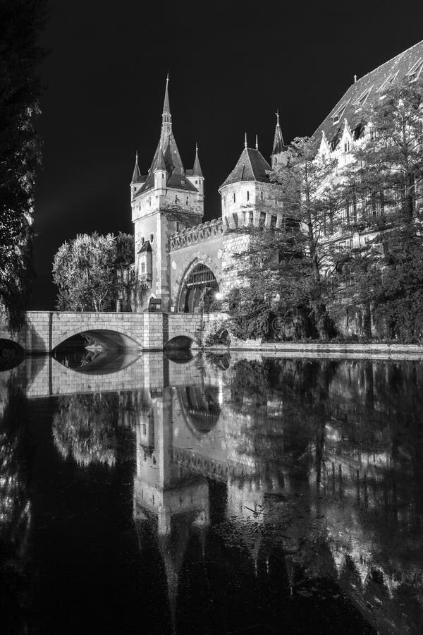 Château de Vajdahunyad une nuit d'été à Budapest photos stock Château de Vajdahunyad une nuit d'été à Budapest photos stock