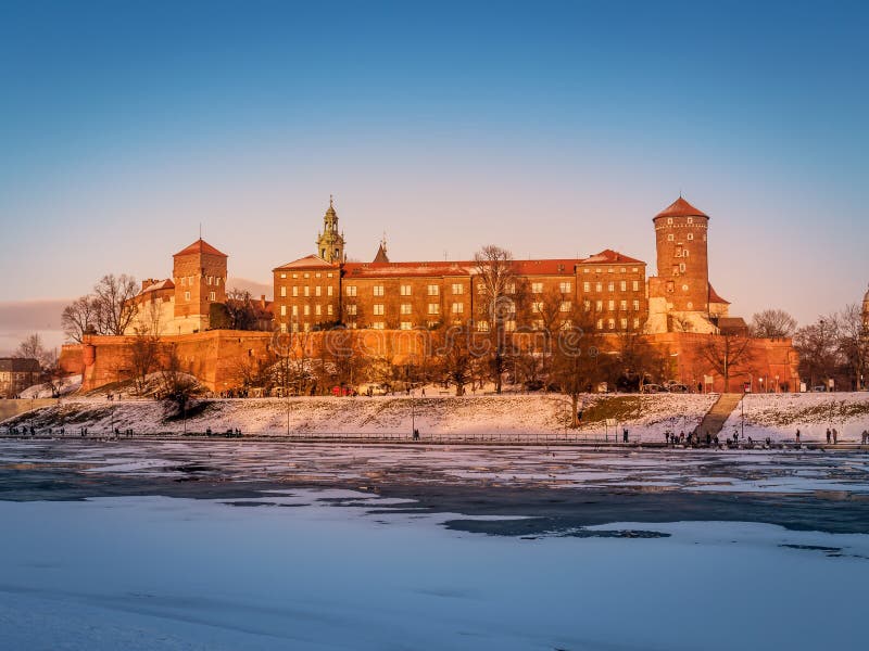 Château de Wawel dans l'horaire d'hiver images libres de droits Château de Wawel dans l'horaire d'hiver images libres de droits