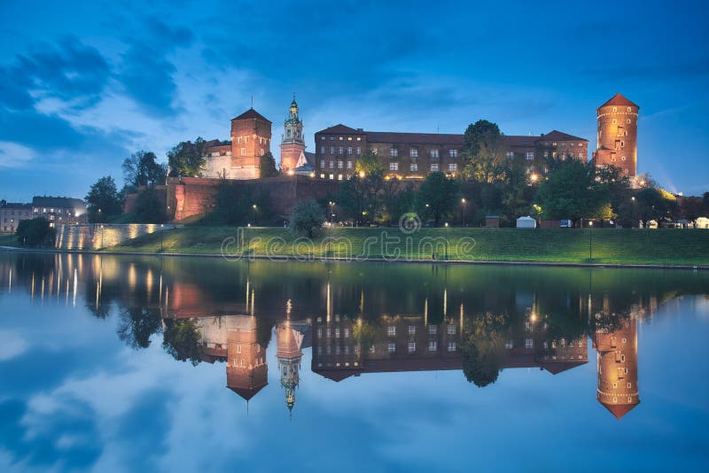 Château de Wawel et réflection image libre de droits Château de Wawel et réflection image libre de droits