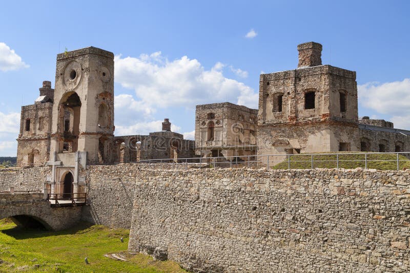Château du 17ème siècle Krzyztopor, palazzo italien de style dans le fortezzza, ruines, Ujazd, Pologne image libre de droits Château du 17ème siècle Krzyztopor, palazzo italien de style dans le fortezzza, ruines, Ujazd, Pologne image libre de droits