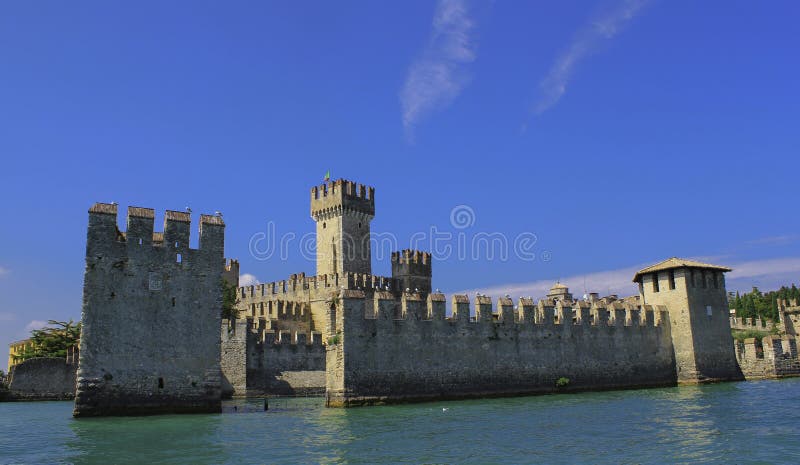 Château latéral de lac photo stock
