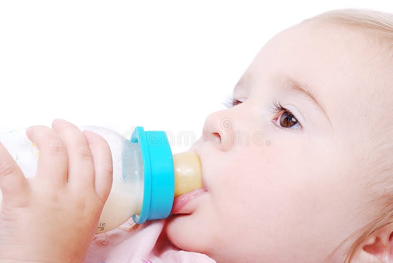 Bébé adorable avec un biberon photo stock
