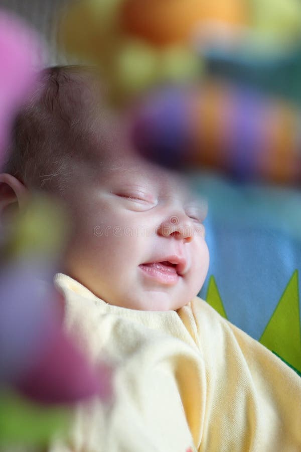 Chéri de sommeil de sourire image stock Chéri de sommeil de sourire image stock
