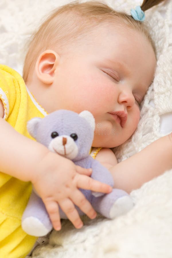 Chéri dormant avec son jouet d'ours image stock Chéri dormant avec son jouet d'ours image stock