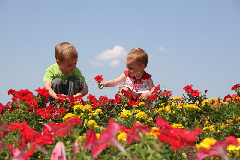 Chéri et enfant en fleurs photos libres de droits Chéri et enfant en fleurs photos libres de droits