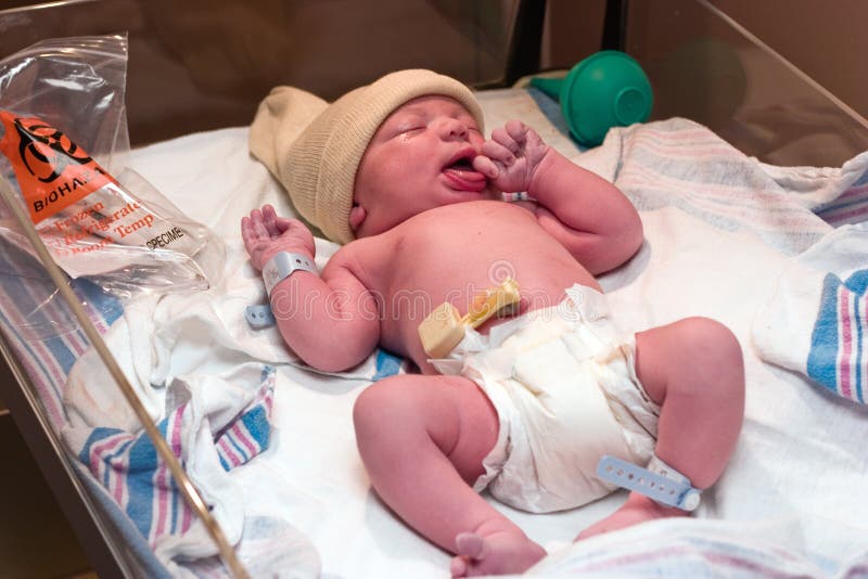 Chéri nouveau-née dans l'hôpital