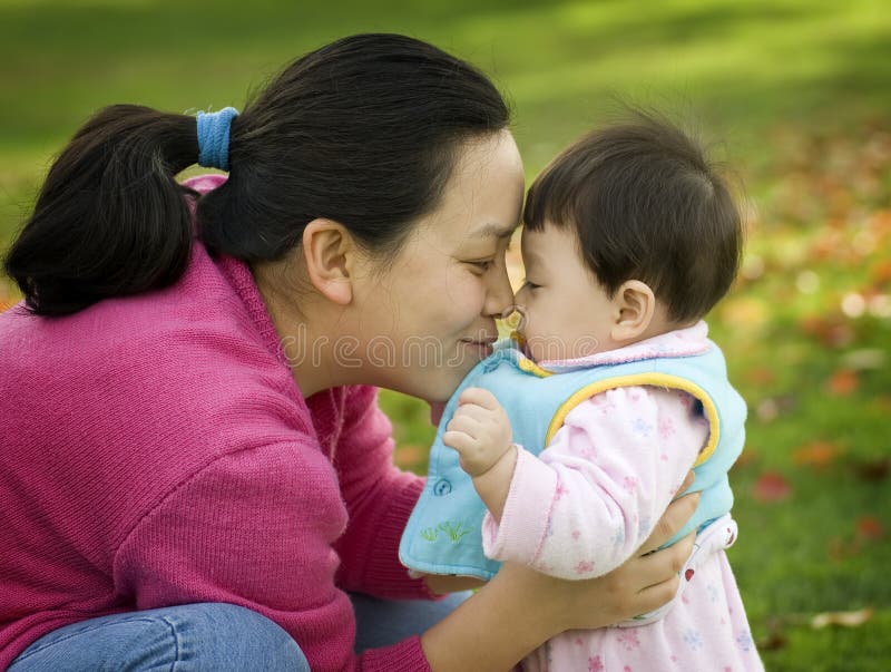 Chéri étreignant la maman photographie stock libre de droits Chéri étreignant la maman photographie stock libre de droits
