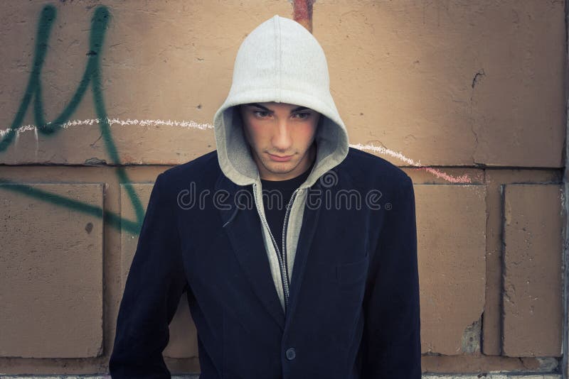 Chłodno mężczyzna model z hoodie, ścienny tło zdjęcie royalty free Chłodno mężczyzna model z hoodie, ścienny tło zdjęcie royalty free