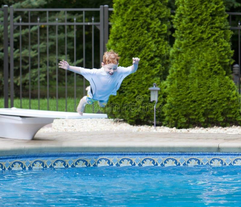 Chłopiec doskakiwania basen