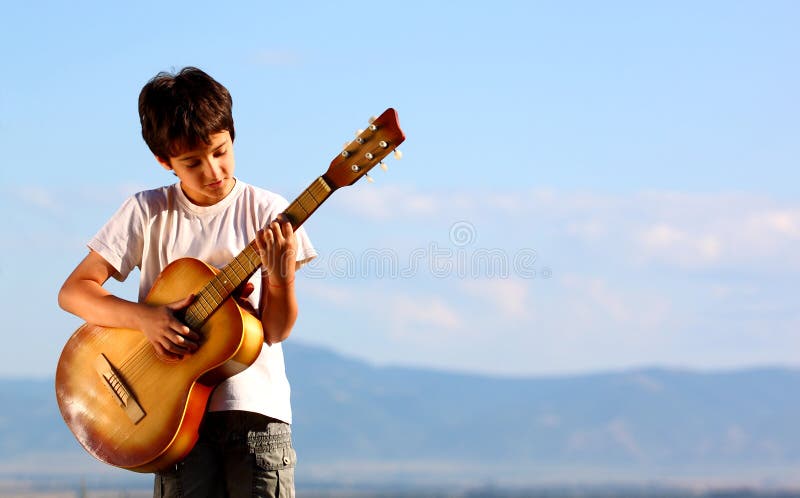 Chłopiec gitary bawić się