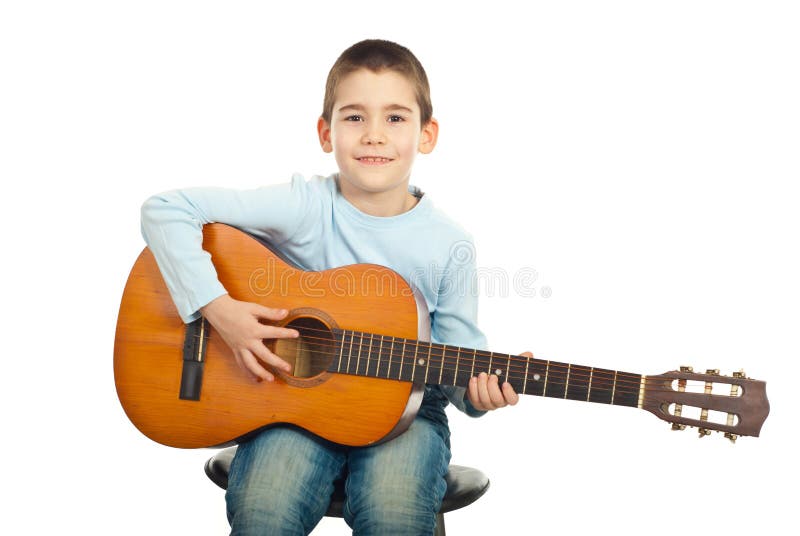 Chłopiec gitary bawić się mały