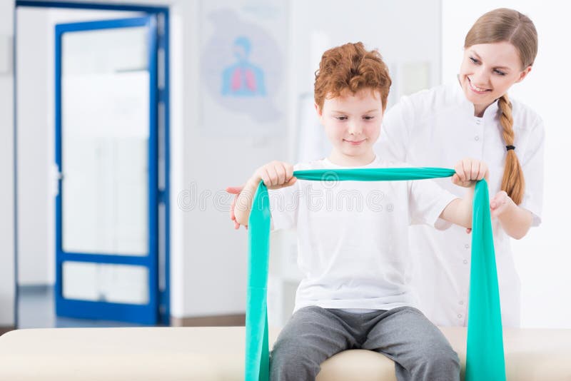 Chłopiec i fizyczna terapia w klinice