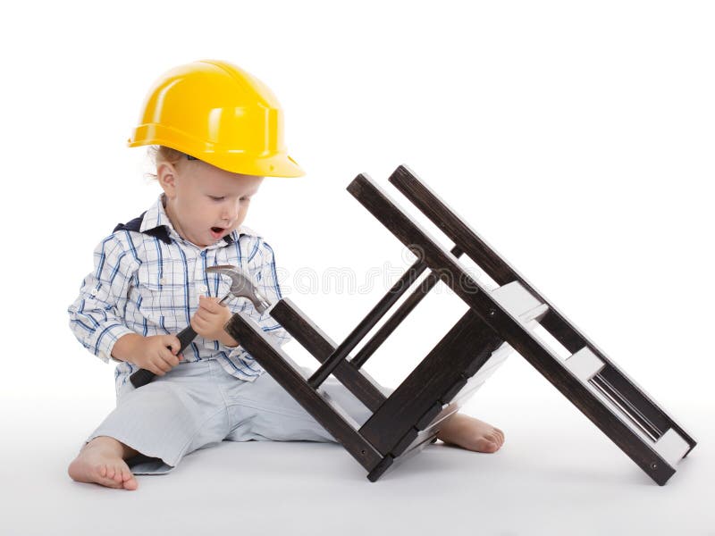 Chłopiec naprawia drewnianego krzesła zdjęcia stock Chłopiec naprawia drewnianego krzesła zdjęcia stock