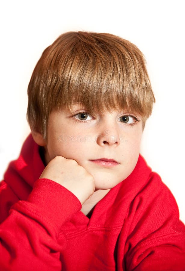 Chłopiec przystojna hoodie portreta czerwień target2367_0_ potomstwa zdjęcie stock