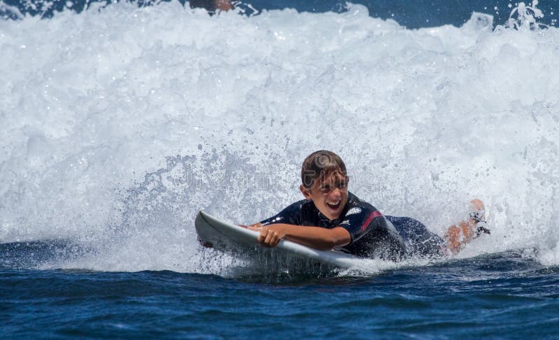 Chłopiec surfing na Maui fotografia royalty free Chłopiec surfing na Maui fotografia royalty free