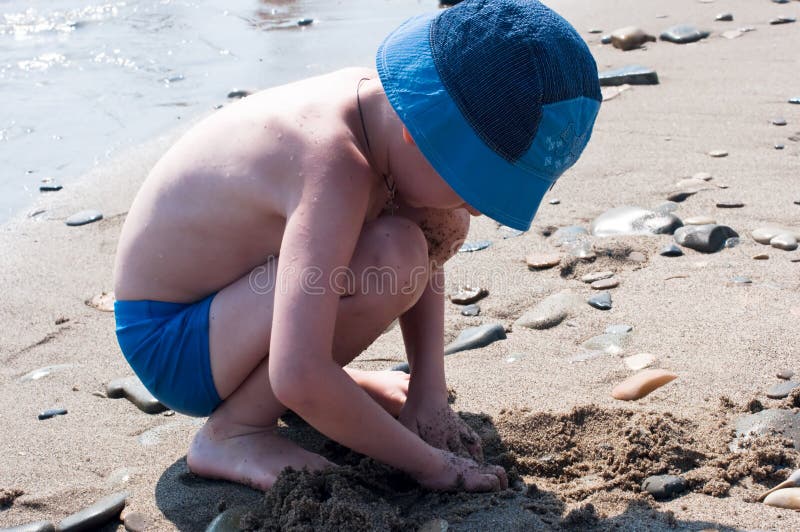 Chłopiec sztuka piaska seacoast