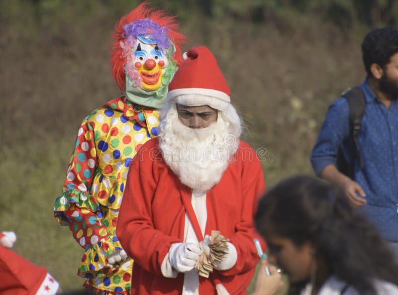 Chłopiec ubierająca w Santa klauzula sukni błaga w kolkata majdanie na bożych narodzeniach zdjęcia stock Chłopiec ubierająca w Santa klauzula sukni błaga w kolkata majdanie na bożych narodzeniach zdjęcia stock