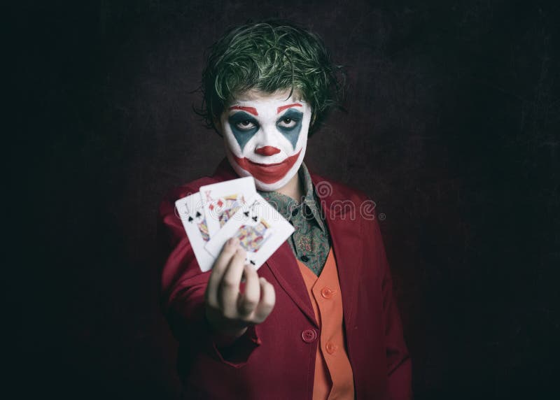 Chłopiec ubrany jak Joker z kartami pokera zdjęcia royalty free