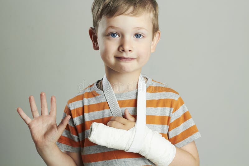 Chłopiec w castchild z łamaną ręką dzieciak po wypadku
