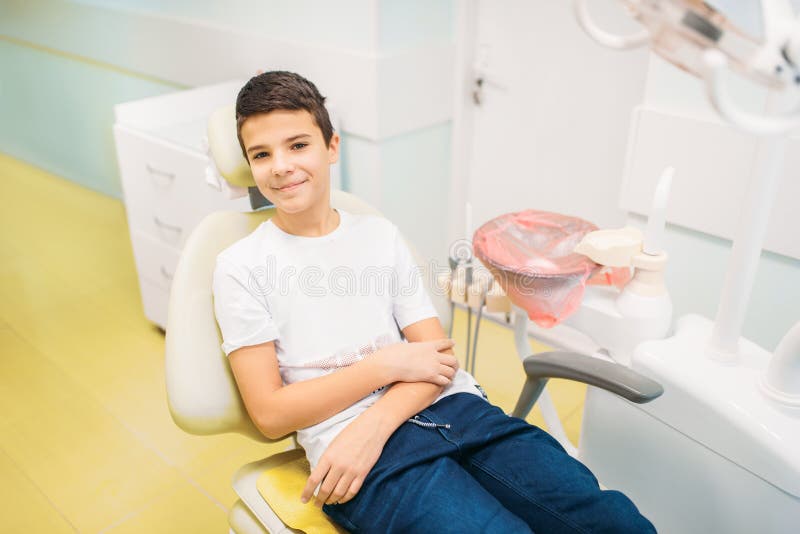 Chłopiec w stomatologicznym krześle, pediatryczna dentystyka obraz stock Chłopiec w stomatologicznym krześle, pediatryczna dentystyka obraz stock