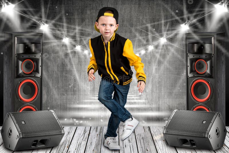 Chłopiec w stylu hip-hop Dziecka ` s moda Nakrętka i kurtka Młody raper Cool rap dj zdjęcia royalty free Chłopiec w stylu hip-hop Dziecka ` s moda Nakrętka i kurtka Młody raper Cool rap dj zdjęcia royalty free