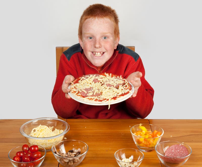 chłopiec zrobił z pizzy pokazywać potomstwa zdjęcie royalty free chłopiec zrobił z pizzy pokazywać potomstwa zdjęcie royalty free