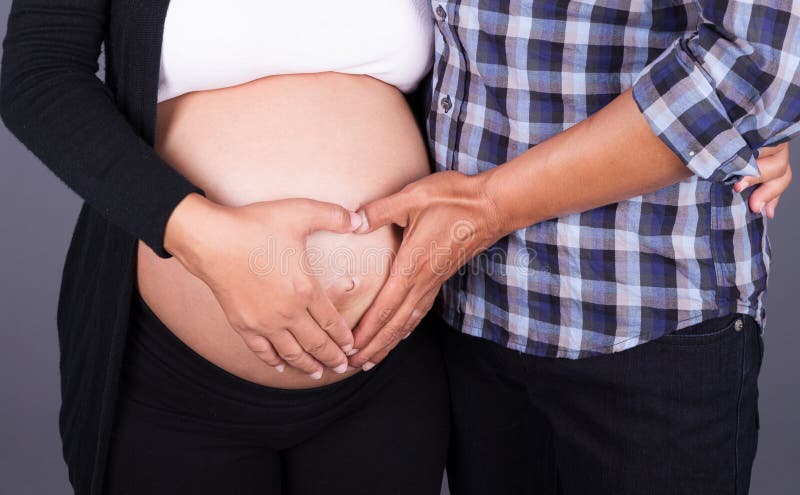 Madre Haciendo Lavado Nasal Para Lactante Con Jeringa Y Salino. Nariz De  Bebé Foto de archivo - Imagen de nathans, salino: 290659400