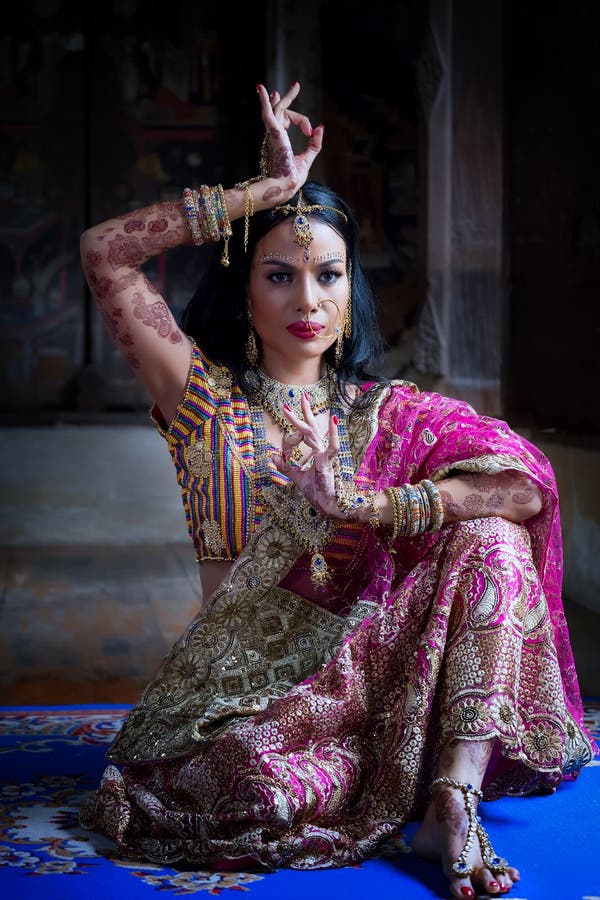 Ciérrese Encima De Modelo Hindú Joven De La Mujer De La Muchacha India  Hermosa Con El Kund Imagen de archivo - Imagen de indio, retrato: 109719559