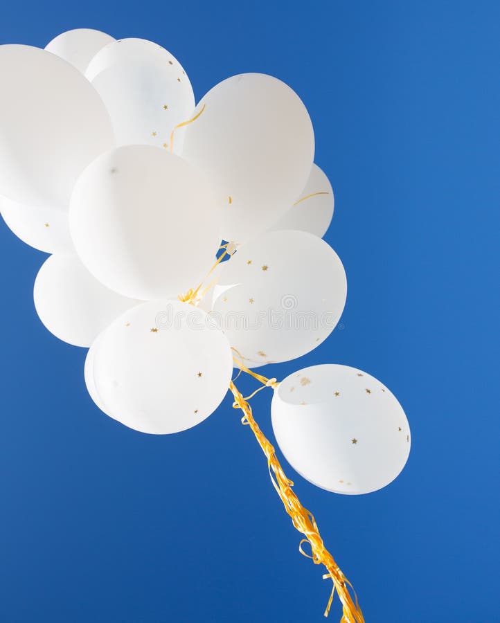 globos blancos en un cielo azul - Stockphoto #4641714