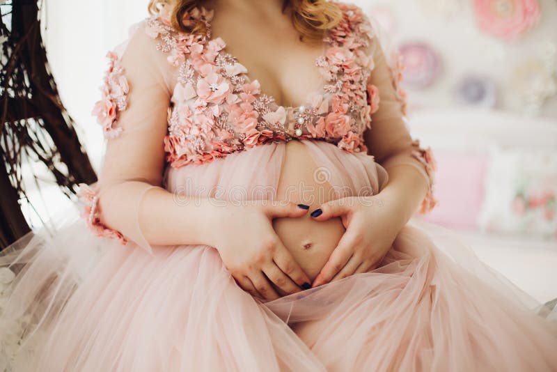 Ciérrese Para Arriba Mujer Embarazada En El Vestido Largo Polvo Que Toca El Estómago Imagen de archivo - Imagen de felicidad: 142505011