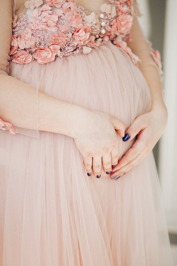 Ciérrese Arriba De Mujer Embarazada En El Vestido Largo Polvo Que Toca El Estómago Foto de archivo - Imagen de lifestyle,