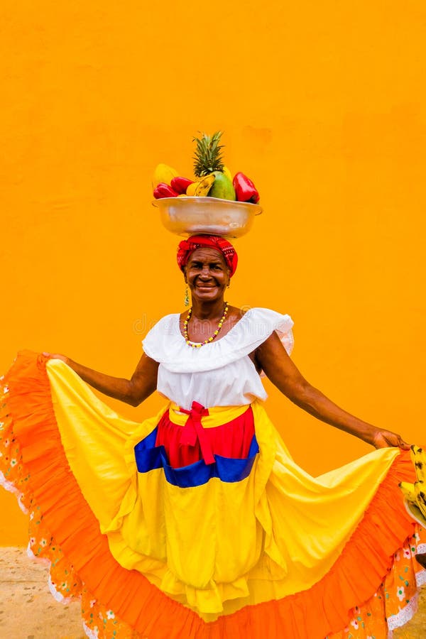 Ciérrese Para Arriba De Mujer En Traje Tradicional Con Una Cesta De Frutas En Su Cabeza En Un Fondo Amarillo De Cartagena De Foto de archivo editorial - Imagen de color, pedro: Ciérrese Para Arriba De Mujer En Traje Tradicional Con Una Cesta De Frutas En Su Cabeza En Un Fondo Amarillo De Cartagena De Foto de archivo editorial - Imagen de color, pedro: