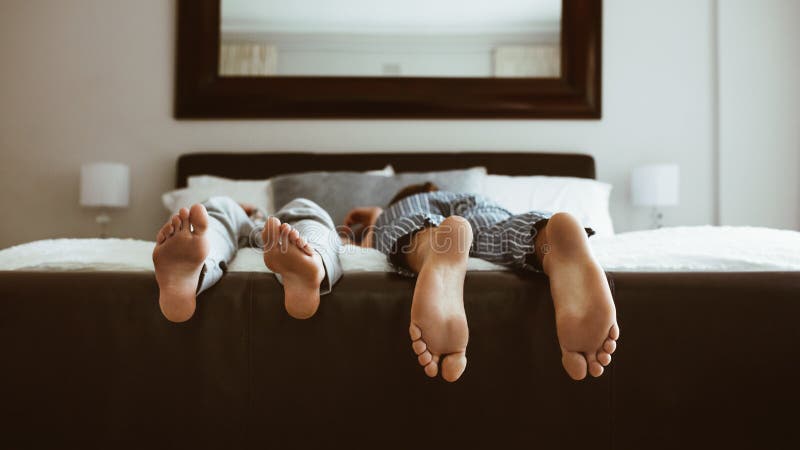 Posiciones El Dormir Mujer Joven En Dormir Blanco De La Ropa Interior Foto  de archivo - Imagen de lindo, complejo: 69987698