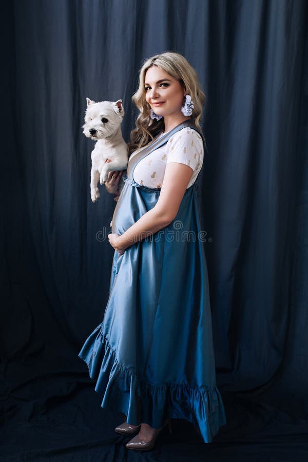 Ci??arna europejska kobieta z jej psem w bia?ym mieszkaniu, europejska kobieta czeka? na dziecka, prenant kobieta z ?wiat?em zdjęcie royalty free Ci??arna europejska kobieta z jej psem w bia?ym mieszkaniu, europejska kobieta czeka? na dziecka, prenant kobieta z ?wiat?em zdjęcie royalty free