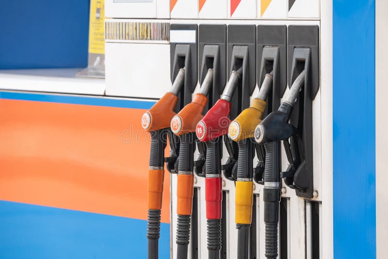 Ci?rrese encima del combustible de la boca en la gasolinera fotografía de archivo Ci?rrese encima del combustible de la boca en la gasolinera fotografía de archivo