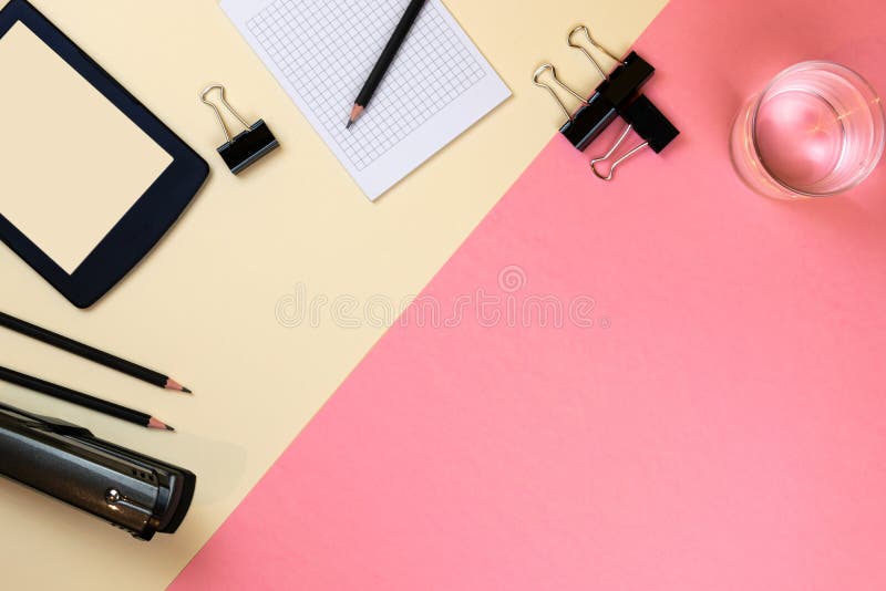 Ci?rrese para arriba de la mesa creativa de la oficina con las fuentes vac?as de la tableta y otros art?culos con el espacio de l foto de archivo Ci?rrese para arriba de la mesa creativa de la oficina con las fuentes vac?as de la tableta y otros art?culos con el espacio de l foto de archivo