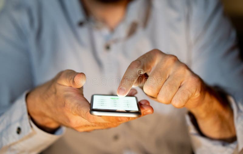 Ci? rrese para arriba de las manos del hombre joven usando smartphone en el apego del tel? fono y el concepto m? vil del juego fotos de archivo
