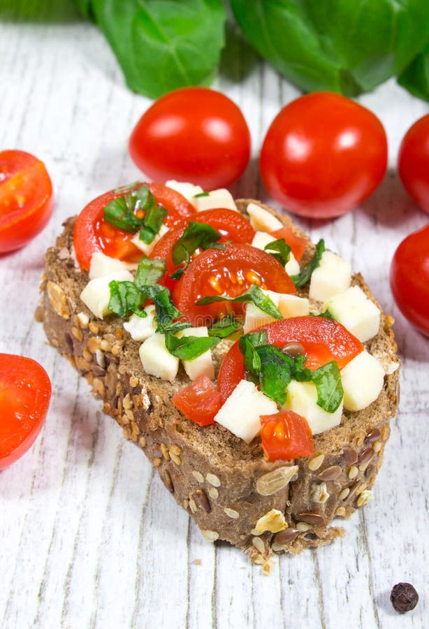 Ciabatta-Brot Mit Tomaten, Mozzarella Und Basilikum Stockbild - Bild ...