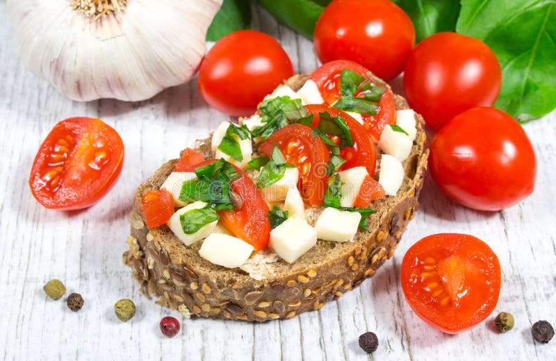 Ciabatta-Brot Mit Tomaten, Mozzarella Und Basilikum Stockfoto - Bild ...