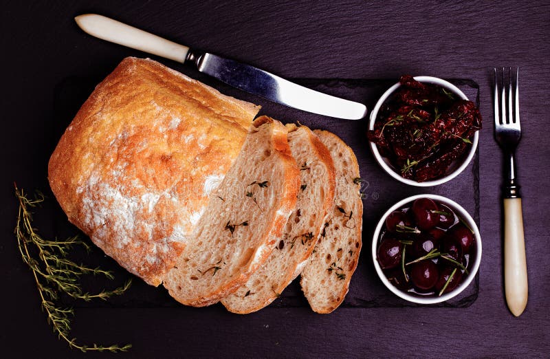 Ciabatta de pain fait maison avec les olives méditerranéennes, Tom séché au soleil image libre de droits Ciabatta de pain fait maison avec les olives méditerranéennes, Tom séché au soleil image libre de droits